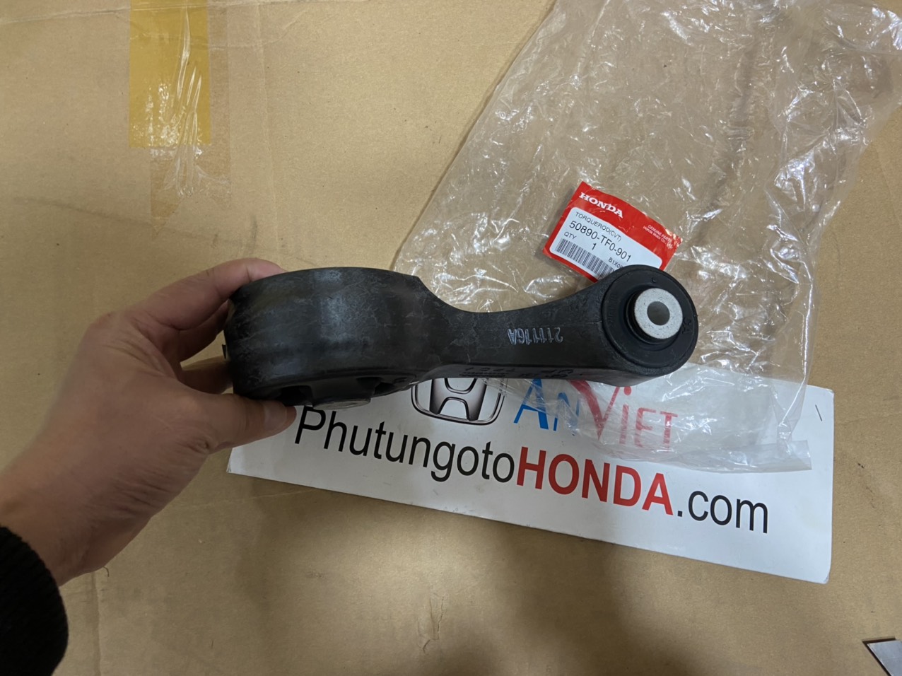 Chân máy sau xe Honda BRIO